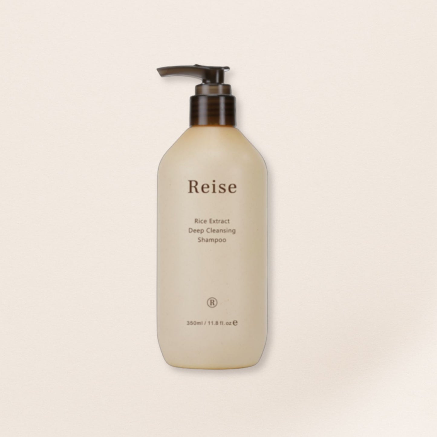 Reise shampoo bottle for fine hair on a beige background