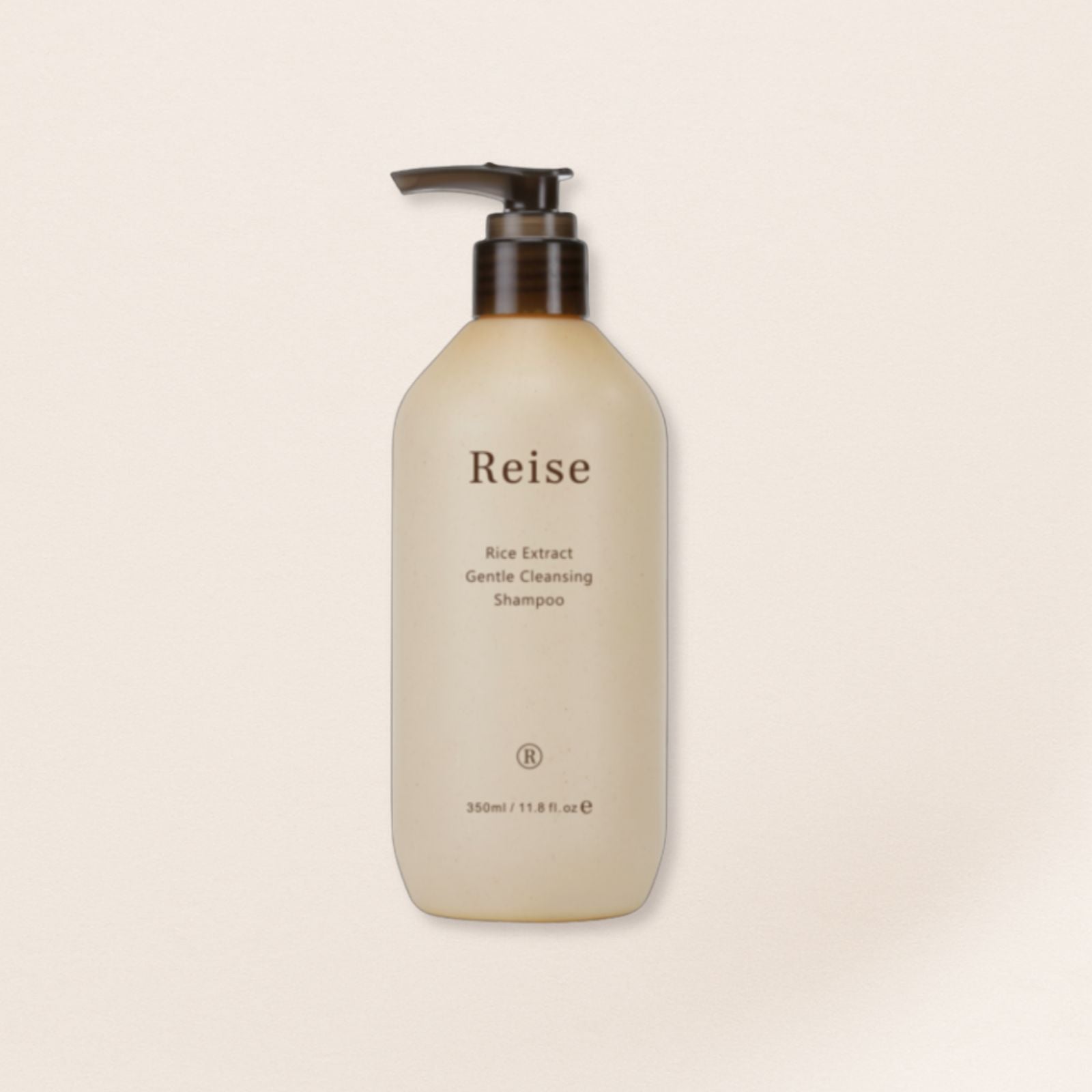 Reise shampoo bottle with pump for fine hair on a beige background